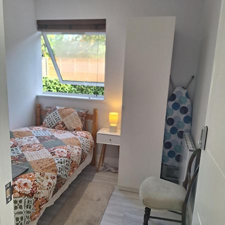 Budget Single Room Only For One Adult - Shared Flat Northolt  Eksteriør bilde