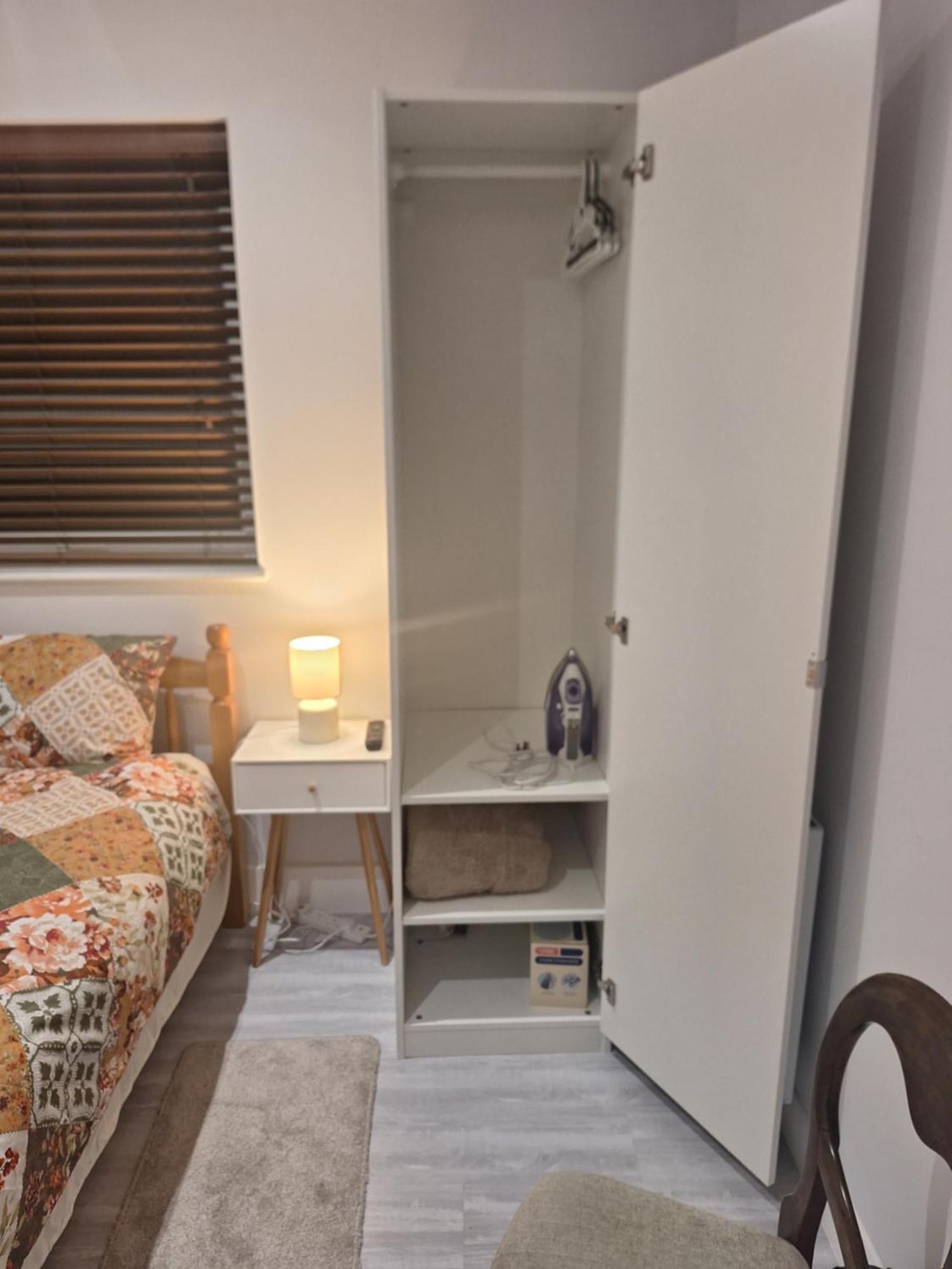 Budget Single Room Only For One Adult - Shared Flat Northolt  Eksteriør bilde