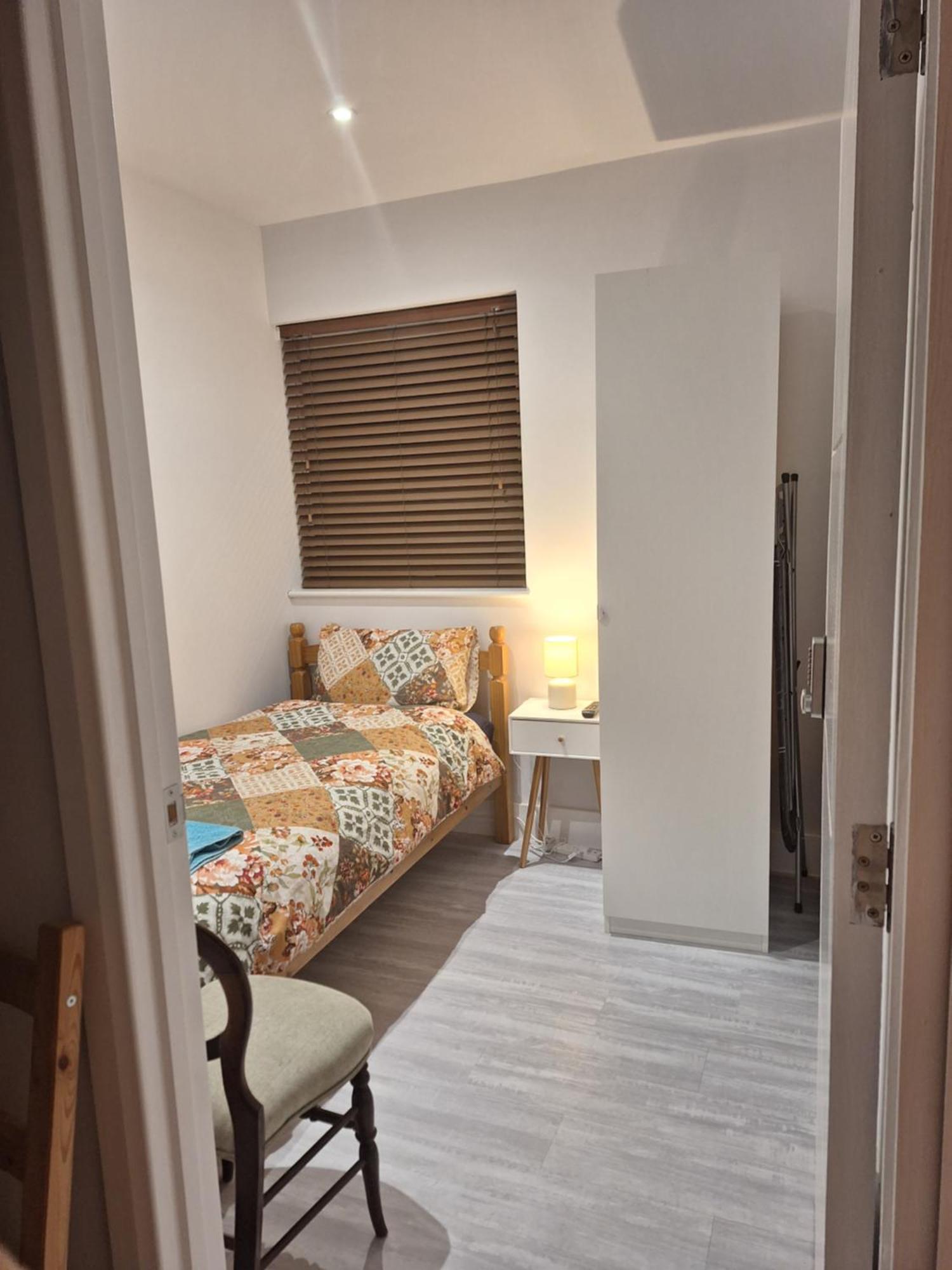 Budget Single Room Only For One Adult - Shared Flat Northolt  Eksteriør bilde